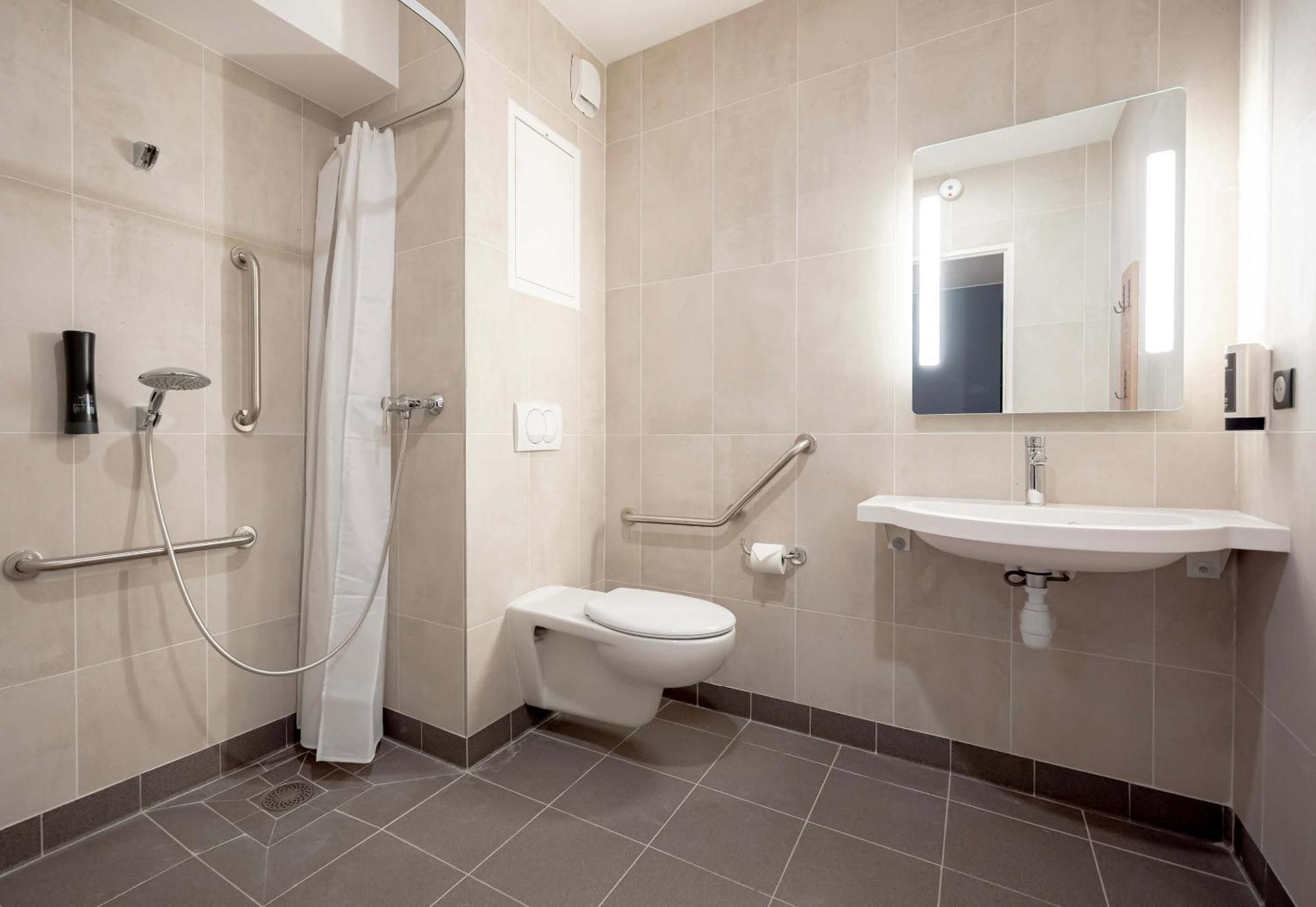 B&B Hotel Toulon Centre Gare Exterior photo